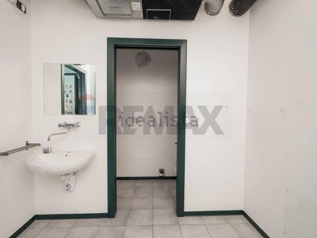 Locale in vendita di 233 m² in Via Dante Alighieri, 1