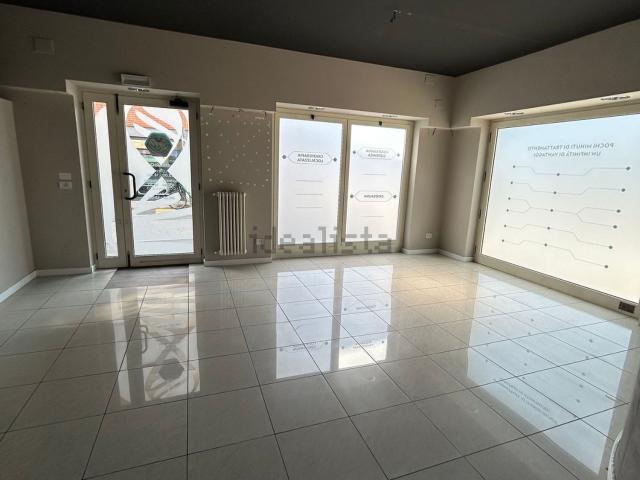 Locale in vendita di 234 m² in Via Bernardino Pallio, 21