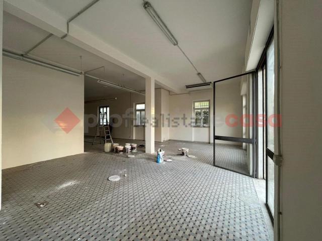 Locale in vendita di 234 m² in Via Guido Tarlati