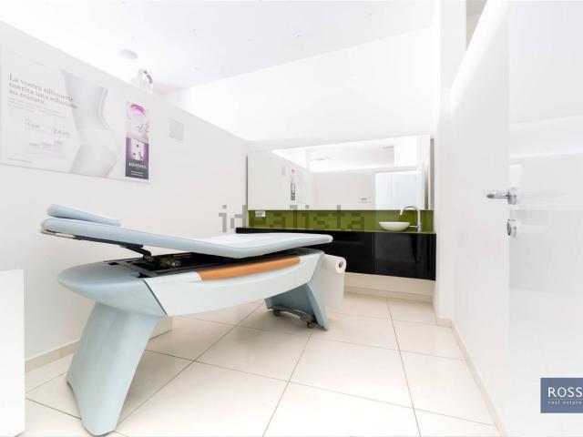 Locale in vendita di 234 m² in Via Domenico Angherà, 33