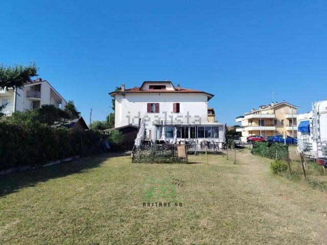 Locale in vendita di 234 m² in Via Fratelli Zuccari, 37