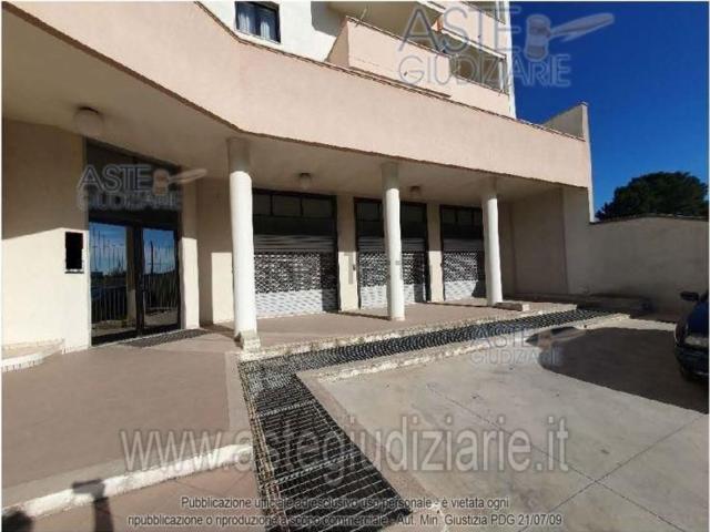 Locale in vendita di 234 m² in Via Maruggio
