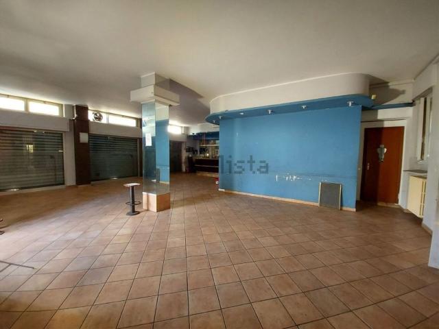 Locale in vendita di 235 m² in Via Filippo Turati, 30