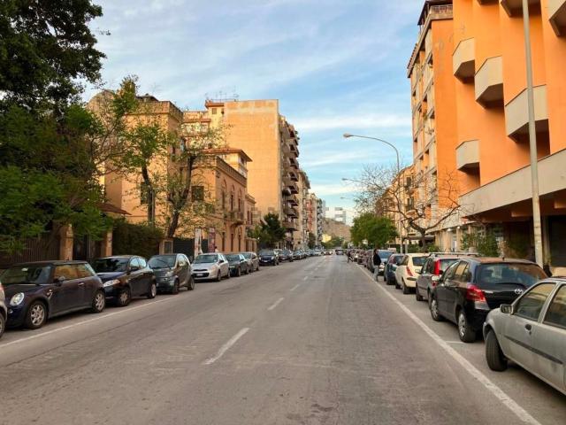 Locale in vendita di 235 m² in Via Imperatore Federico, 88
