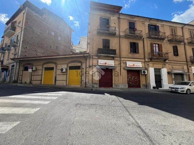 Locale in vendita di 235 m² in Via Romualdo Montagna, 22