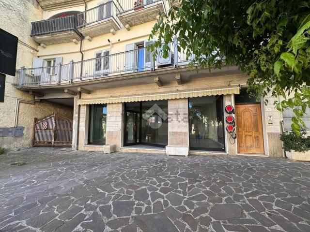 Locale in vendita di 137 m² in Piazza Decio Rubini, 4