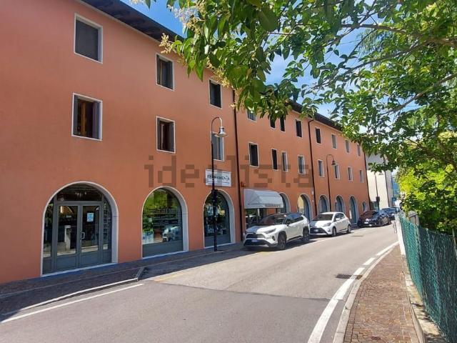 Locale in vendita di 236 m² in Via Dante Alighieri