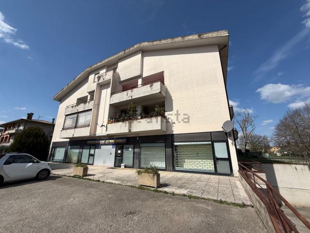 Locale in vendita di 236 m² in Via Publio Virgilio Marone