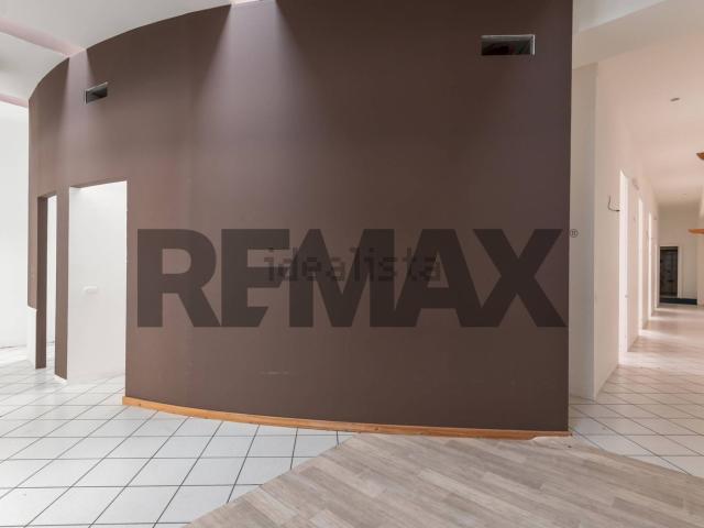Locale in vendita di 238 m² in Via Cairoli, 42