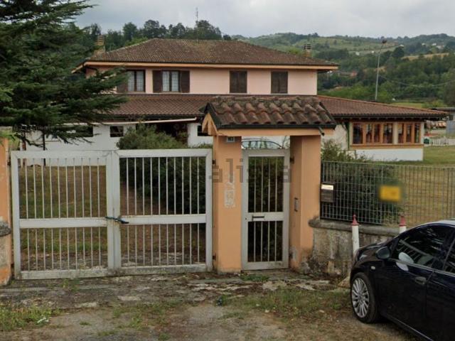 Locale in vendita di 238 m² in Via Cassarogna, 163