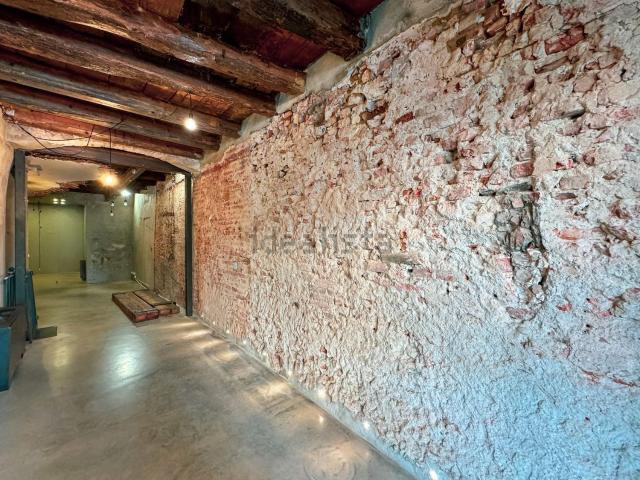 Locale in vendita di 238 m² in Via Fratelli Rosselli, 15