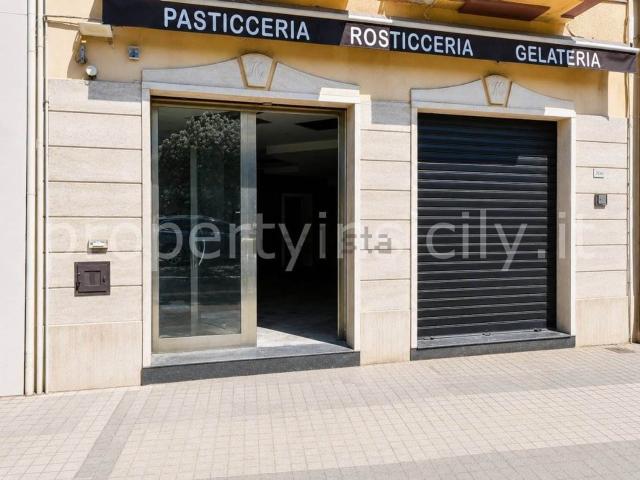 Locale in vendita di 238 m² in Via Nazionale, 306