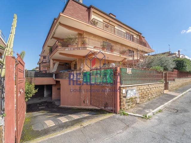 Locale in vendita di 239 m² in Via Bivongi, 48