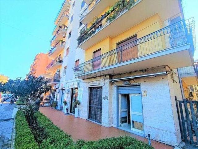 Locale in vendita di 27 m² in Via Eleonora D&apos Angiò, 35