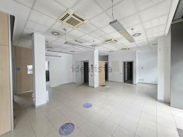 Locale in vendita di 240 m²