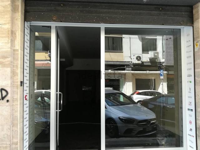 Locale in vendita di 240 m²