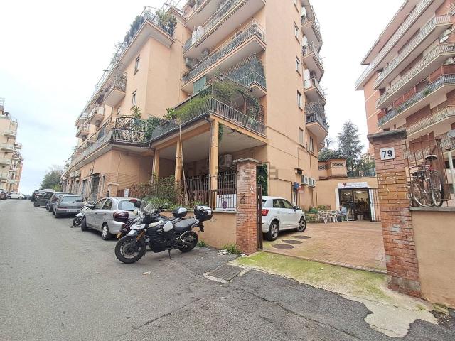 Locale in vendita di 240 m² in Via Adolfo Albertazzi, 75
