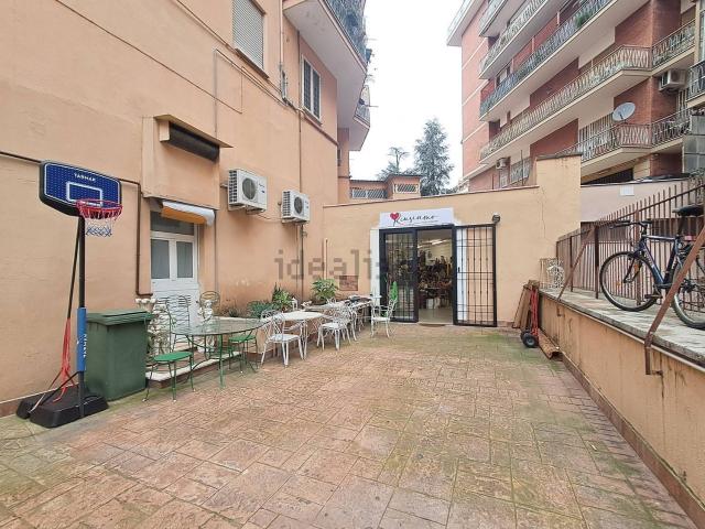 Locale in vendita di 240 m² in Via Adolfo Albertazzi, 75