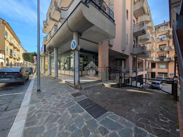 Locale in vendita di 240 m² in Via Appia, 492