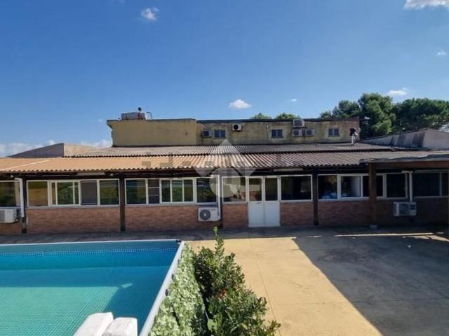 Locale in vendita di 240 m² in Via Benetutti, 3