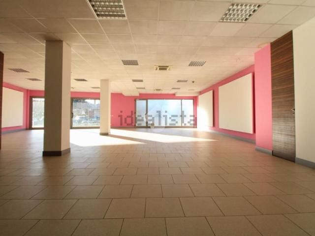 Locale in vendita di 240 m² in Via Gaetano Donizetti