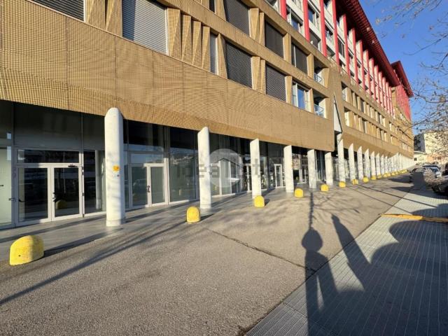 Locale in vendita di 240 m² in Via Dalmazia, 19