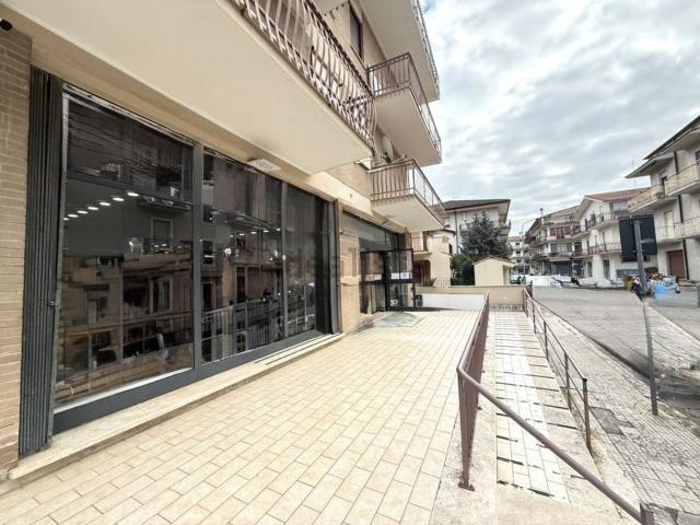 Locale in vendita di 240 m² in Via degli Osci, 11