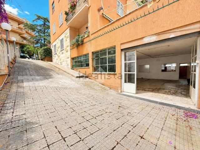 Locale in vendita di 240 m² in Via del Casale Giuliani, 57