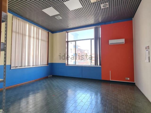 Locale in vendita di 240 m² in Via della fonte, 12