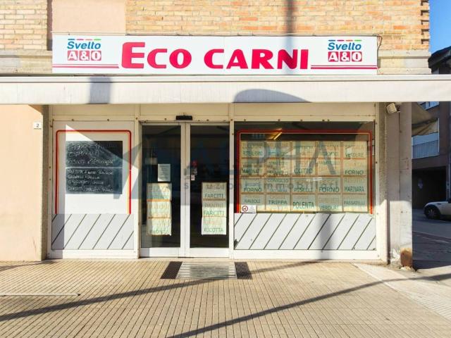 Locale in vendita di 240 m² in Via Fornaci