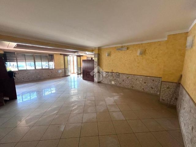Locale in vendita di 240 m² in Via Leonardo da Vinci, 41
