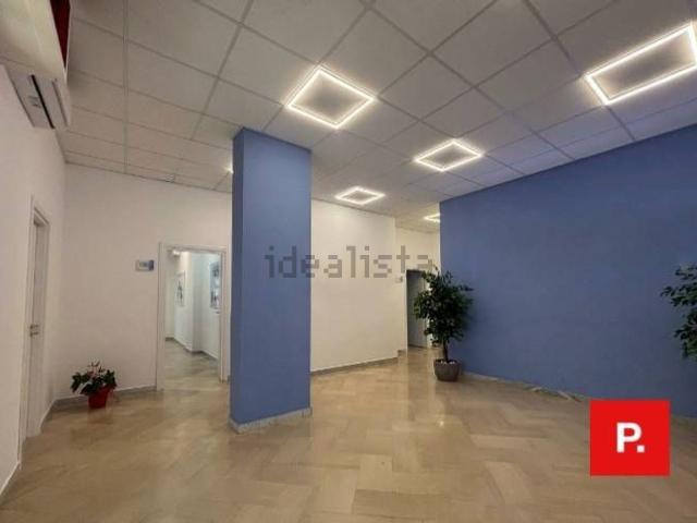Locale in vendita di 240 m² in Via Santella