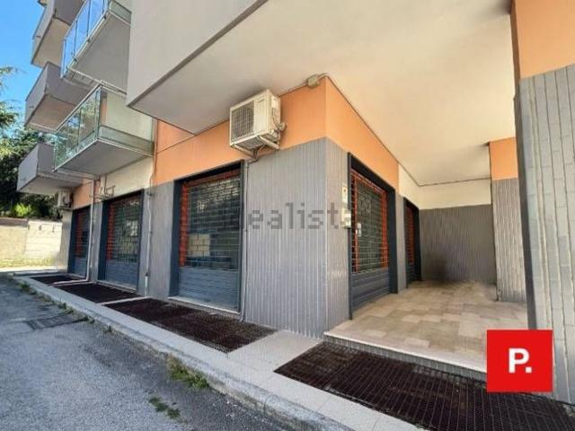 Locale in vendita di 240 m² in Via Santella