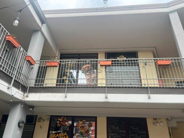Locale in vendita di 240 m² in Via Padre Giovanni Aliberti