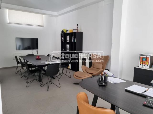 Locale in vendita di 240 m² in Via Pasquale Grimaldi