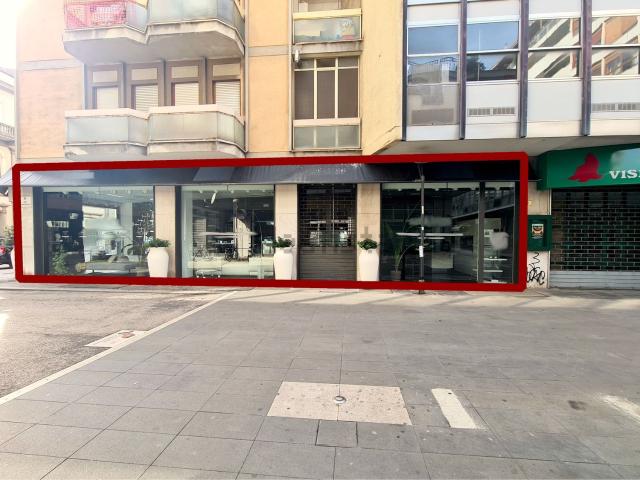 Locale in vendita di 240 m² in Via Teramo, 8