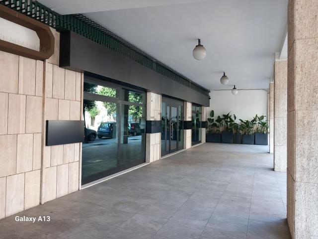 Locale in vendita di 240 m² in Viale Otranto, 30