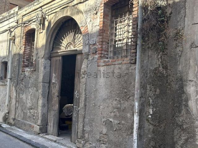 Locale in vendita di 240 m² in Vico Zirilli, 23