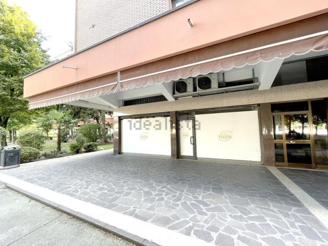 Locale in vendita di 240 m² in Piazza Cortina