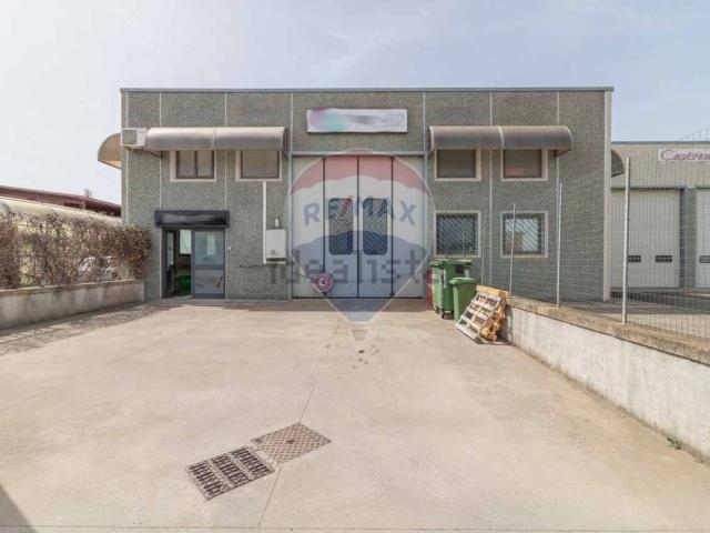 Locale in vendita di 240 m² in Strada Regionale 312 Castrense