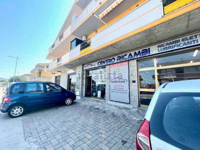 Locale in vendita di 241 m² in Via Giosuè Carducci, 99