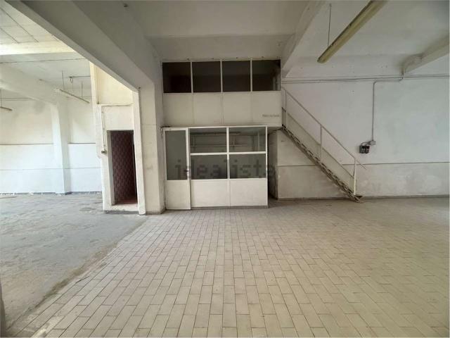Locale in vendita di 241 m² in Via Reginaldo Giuliani, 70