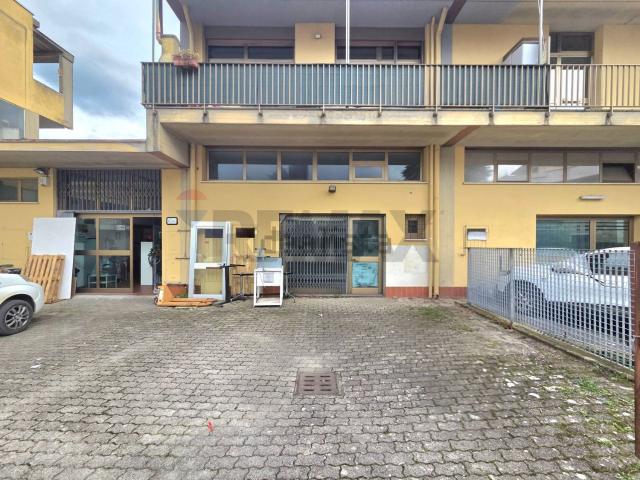 Locale in vendita di 242 m² in Piazza Ignazio Silone, 3
