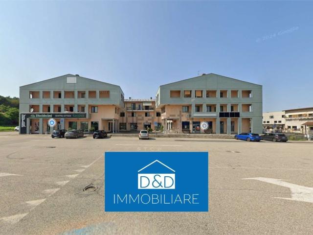 Locale in vendita di 243 m² in Via Castello