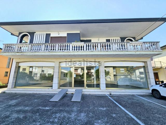 Locale in vendita di 243 m² in Viale Ungheria
