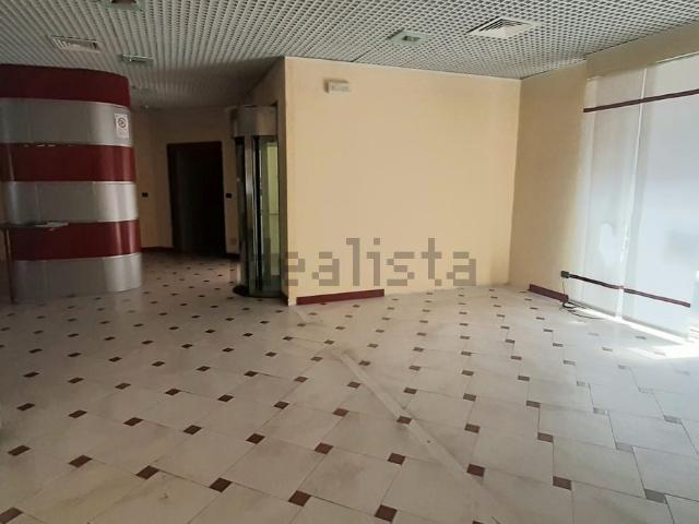 Locale in vendita di 244 m² in Via Vincenzo Fascie, 21