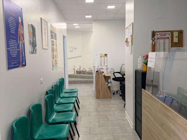 Locale in vendita di 245 m² in Via Caltagirone, 12