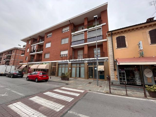 Locale in vendita di 245 m² in Via G. Piumati