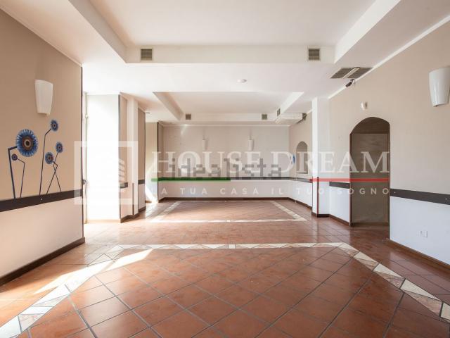 Locale in vendita di 245 m² in Via dei Sulpici, 117