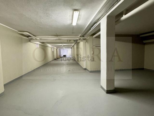 Locale in vendita di 245 m² in Via Milano